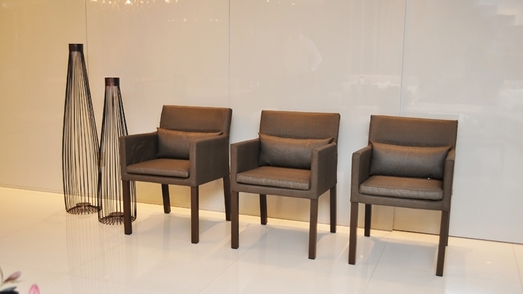 Poltronas em tela sling com estrutura de metal